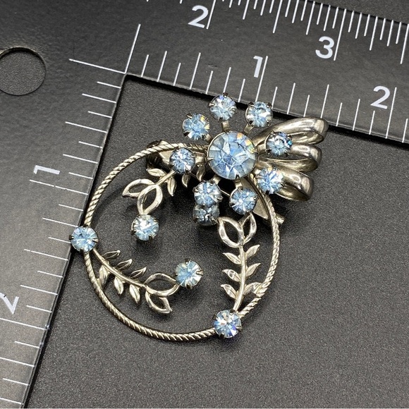 Vintage Silvertone Blue Rhinestone Grandmacore Brooch - Picture 4 of 6
